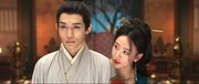 薛芳菲を愛しながらも裏切る夫・沈玉容。演じたのはリアン・ヨンチー（梁永棋 / 左）