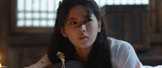 ヤン・チャオユエ（楊超越）演じる中国ドラマ「墨雨雲間～美しき復讐～」の登場人物・姜梨。継母のおなかの子を殺したというぬれぎぬを着せられ山奥の貞女堂に10年も閉じ込められている不憫な身の上というキャラクターだ