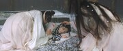 貞女堂を抜け出そうとしたために虐待され、息絶える姜梨。演じたのは中国ドラマ「七時吉祥～エンドレス・ラブ～」のヤン・チャオユエ（楊超越）