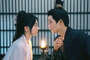 中国ドラマ「墨雨雲間～美しき復讐～」の登場人物である国公・蕭蘅（右）。演じたワン・シンユエ（王星越）は撮影当時、21歳だった