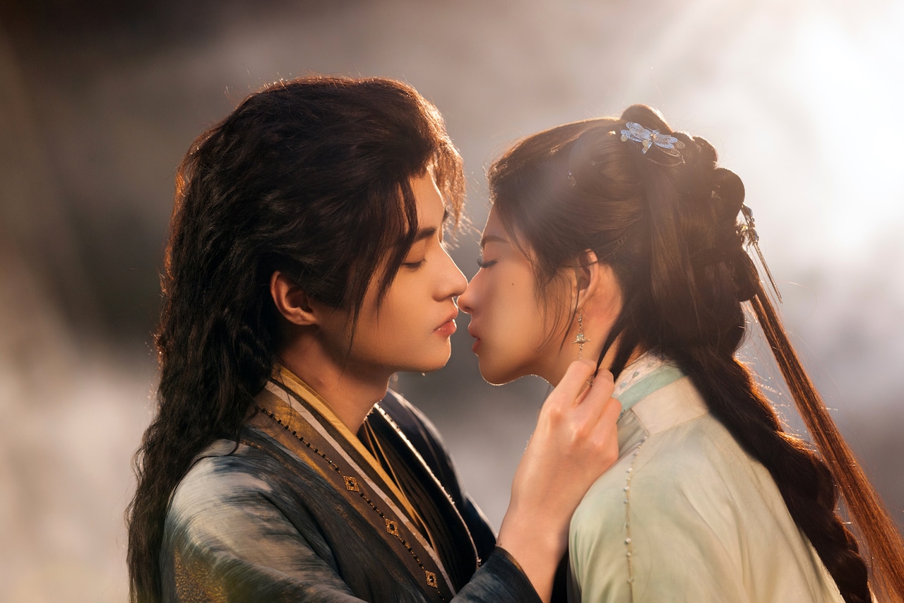 中国ドラマ「三更雪～愛と憎しみの三生三世～」の主人公である君澈（左）と陸蛍蛍（右）