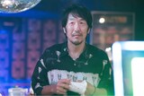 映画「トロフィー」より、黒田大輔演じるバーのマスター