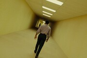 A24が贈るホラー映画「Backrooms（原題）」場面写真。黄色い壁紙の部屋が延々と続く空間が舞台に