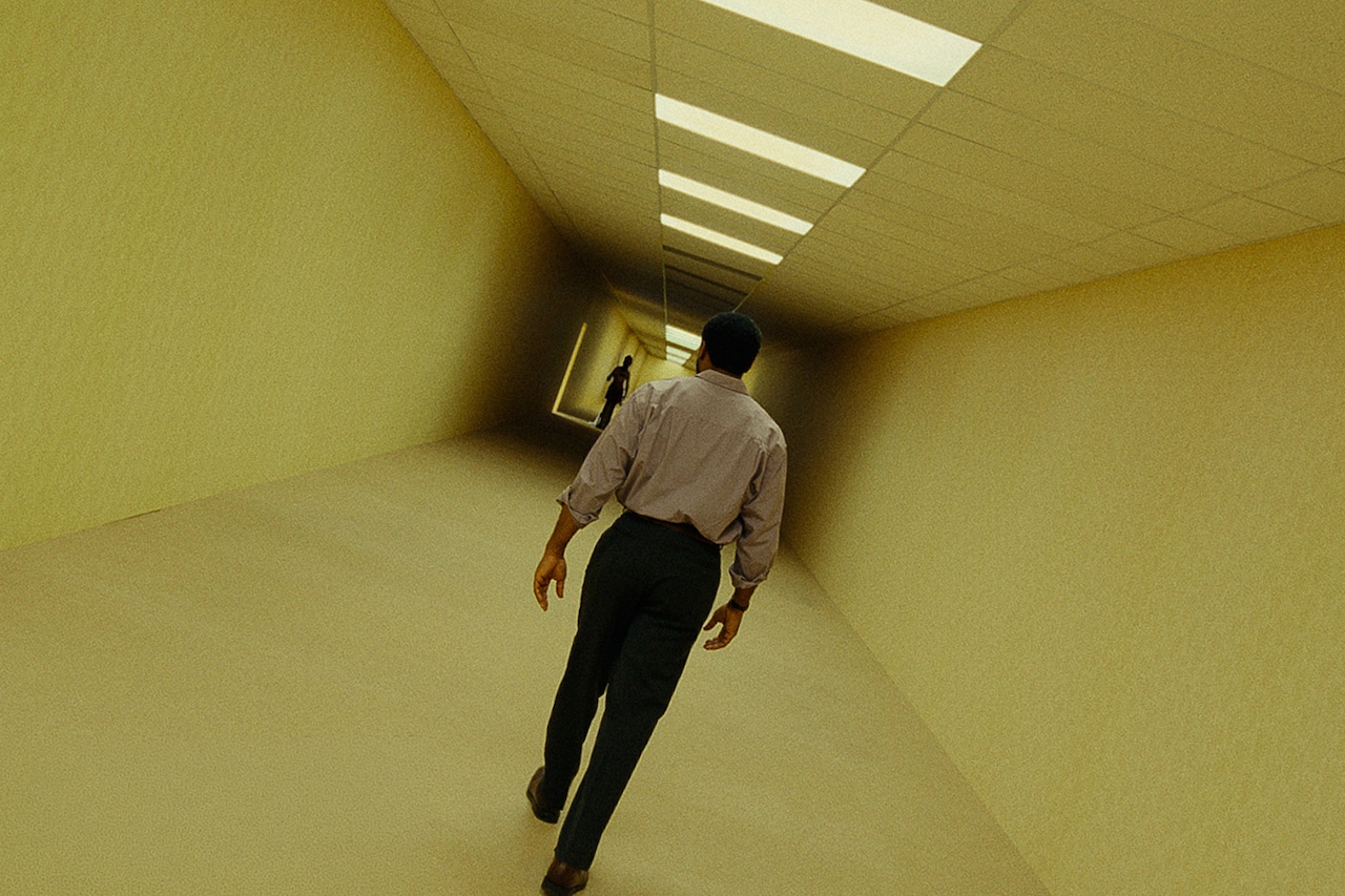 A24が贈るホラー映画「Backrooms（原題）」場面写真。黄色い壁紙の部屋が延々と続く空間が舞台に