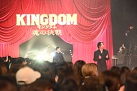 映画「キングダム 魂の決戦」ワールドプレミアにて、レッドカーペットに登場した山﨑賢人（手前）と吉沢亮（奥）