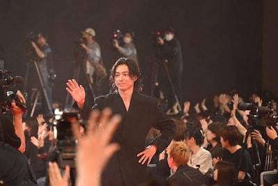映画「キングダム 魂の決戦」ワールドプレミアにて、レッドカーペットを歩く山﨑賢人