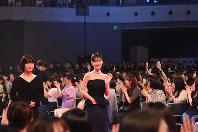 映画「キングダム 魂の決戦」ワールドプレミアにて、レッドカーペットを歩く蒔田彩珠（左）と山下美月（右）