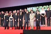 映画「キングダム 魂の決戦」ワールドプレミアにて、前列左から志尊淳、橋本環奈、吉沢亮、山﨑賢人、小栗旬、山田裕貴、神尾楓珠。後列左から要潤、山下美月、蒔田彩珠、玉木宏、豊川悦司、坂口憲二、佐藤浩市、三吉彩花、佐久間由衣、佐藤信介