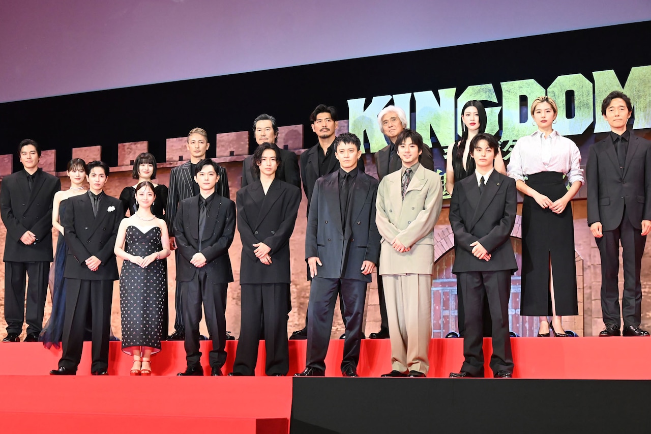 映画「キングダム 魂の決戦」ワールドプレミアにて、前列左から志尊淳、橋本環奈、吉沢亮、山﨑賢人、小栗旬、山田裕貴、神尾楓珠。後列左から要潤、山下美月、蒔田彩珠、玉木宏、豊川悦司、坂口憲二、佐藤浩市、三吉彩花、佐久間由衣、佐藤信介