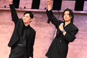 山﨑賢人（右）と吉沢亮（左）