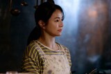 松村北斗と今田美桜がダブル主演を務める映画「白鳥とコウモリ」より、井川遥演じる小料理屋「あすなろ」を切り盛りする浅羽織恵