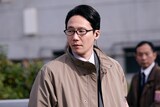 松村北斗と今田美桜がダブル主演を務める映画「白鳥とコウモリ」より、前原滉演じる所轄刑事の中町