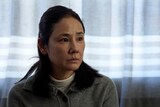 松村北斗と今田美桜がダブル主演を務める映画「白鳥とコウモリ」より、吉田羊演じる美令の母親・白石綾子