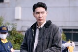 松村北斗と今田美桜がダブル主演を務める映画「白鳥とコウモリ」より、柄本佑演じる警視庁捜査一課刑事・五代努