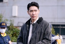 松村北斗と今田美桜がダブル主演を務める映画「白鳥とコウモリ」より、柄本佑演じる警視庁捜査一課刑事・五代努
