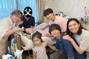 山崎育三郎（奥）が「24時間テレビ49-愛は地球を救う-」のチャリティーパートナーに就任。24時間の医療的ケアが日常的に必要な子供とその家族を取材した