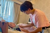 山崎育三郎（右）と山下弘一郎さん（左）
