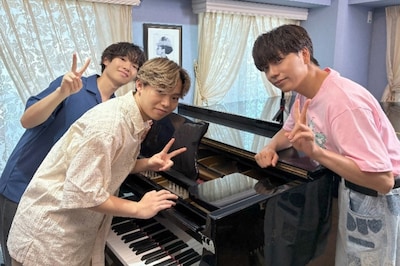 山崎育三郎（右）と双子ピアニスト「兄ーズ」（左）