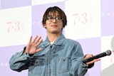 両手を振るク・ギョファン