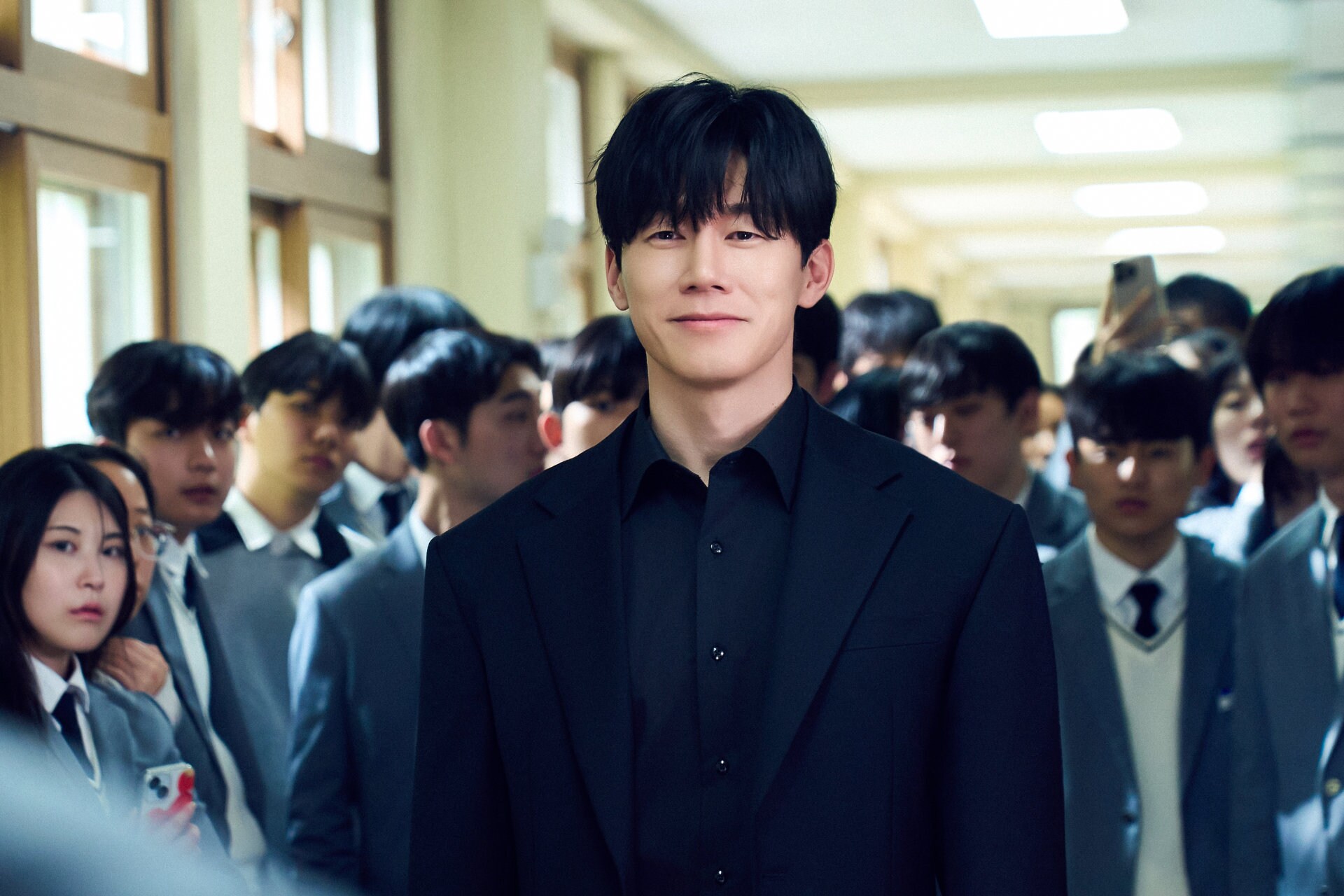 キム・ムヨルが腐敗した学校に鉄槌を下す、韓国ドラマ「鉄槌教師」Netflixで配信