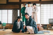 八村倫太郎、増子敦貴、駒木根葵汰、前田公輝が家族を演じた映画「ホーム スイート ホーム」場面写真