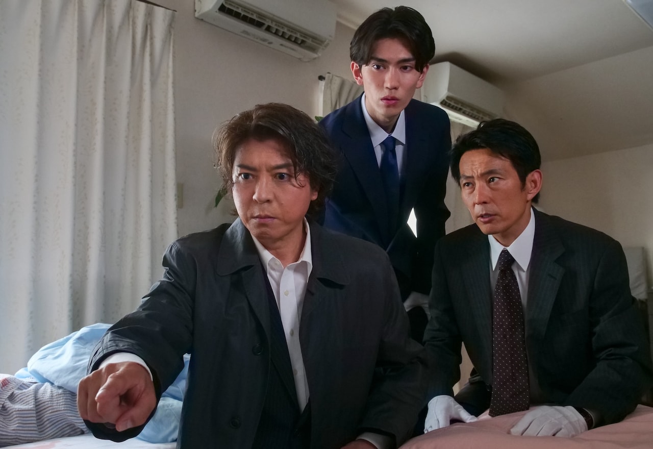 「世にも奇妙な物語 '26夏の特別編」で放送される「遺体は一体……」。上川隆也（左）が主演を務める
