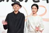 2028年度前期の連続テレビ小説「ほんのモキチ」の制作・主演発表会見の様子。左から脚本を担当する宮藤官九郎、主演を務める河合優実