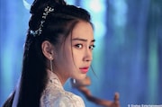 「女諸葛」と呼ばれるほどの策士である希代の女軍師・白娉婷（はくへいてい）。演じたのは中国ドラマ「風起隴西（ふうきろうせい） -SPY of Three Kingdoms-」などで知られ、Weibo（微博）のフォロワー数が1億500万人を超えるアンジェラベイビー（楊穎）