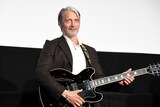 ギターを手にし観客を沸かせるマッツ・ミケルセン。映画「さよなら、僕の英雄」舞台挨拶より