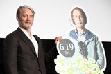 マッツ・ミケルセンとマッツ・ミケルセン（等身大パネル）。映画「さよなら、僕の英雄」舞台挨拶より