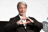 ファンにハートを贈るマッツ・ミケルセン。映画「さよなら、僕の英雄」舞台挨拶より