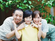 「箱の中の羊」メイキングカット。左から夫・健介役の大悟（千鳥）、息子のヒューマノイド・翔役の桒木里夢、妻・音々役の綾瀬はるか