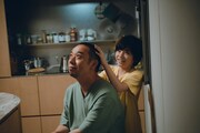 「箱の中の羊」メイキングカット。大悟（左）の頭をマッサージする桒木里夢（右）