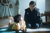 「箱の中の羊」メイキングカット。ヒューマノイド・翔役の桒木里夢（左）とヒューマノイドのリーダー・今野詩季役の柊木陽太（右）