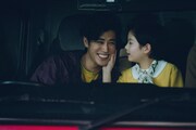 「箱の中の羊」メイキングカット。談笑する寛一郎（左）と桒木里夢（右）