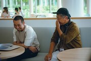 「箱の中の羊」メイキングカット。談笑する大悟（左）と是枝裕和（右）