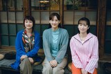 「箱の中の羊」メイキングカット。母役の余貴美子（左）、娘・音々役の綾瀬はるか（中央）、妹役の清野菜名（右）