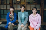 「箱の中の羊」メイキングカット。母役の余貴美子（左）、娘・音々役の綾瀬はるか（中央）、妹役の清野菜名（右）