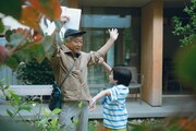 「箱の中の羊」メイキングカット。背伸びする是枝裕和（左）と桒木里夢（右）