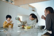 「箱の中の羊」メイキングカット。左から桒木里夢、綾瀬はるか、大悟