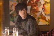 映画「ラブ≠コメディ」より、ラフなニット姿で自然体な表情を見せる渕上颯真（演：塩野瑛久）