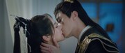 左からシュー・ジェンジェン（徐軫軫）演じる月見、リン・ゼフイ（林澤輝）演じる喩非宸