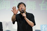 「名無し」大ヒット御礼舞台挨拶より、観客に語りかける佐藤二朗