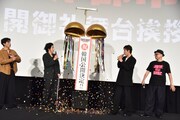 「TOKYO BURST-犯罪都市-」公開御礼舞台挨拶より、韓国での公開がくす玉で発表される様子