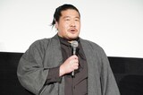 「四月の余白」完成披露舞台挨拶に登壇した一ノ瀬ワタル