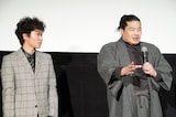 「四月の余白」完成披露舞台挨拶の様子。一ノ瀬ワタル（右）の話をじっくり聞く上阪隼人（左）