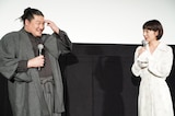 「四月の余白」完成披露舞台挨拶の様子。夏帆（右）からの称賛の言葉に汗ダラダラの一ノ瀬ワタル（左）