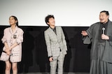 「四月の余白」完成披露舞台挨拶の様子。ネタバレを気にしまくりながら若手キャストを称賛する一ノ瀬ワタル（右）と、その様子に思わず笑ってしまう山﨑七海（左）、上阪隼人（中央）