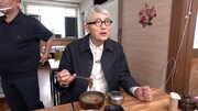 「松重豊×井桁弘恵 いやしのチェジュ ～福岡から1時間 自然と美食満喫！～」より、美食を堪能する松重豊