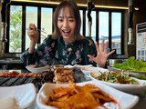 「松重豊×井桁弘恵 いやしのチェジュ ～福岡から1時間 自然と美食満喫！～」より、料理に舌鼓を打つ井桁弘恵